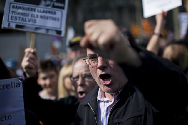 Ογκώδης διαδήλωση στη Βαρκελώνη κατά των περικοπών στην Παιδεία